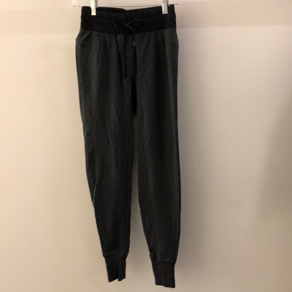 lululemon athletica Pants - Lululemon black & gray jogger, sz 2, 68154 lululemon athletica Pants - Lululemon black & gray jogger, sz 2, 68154